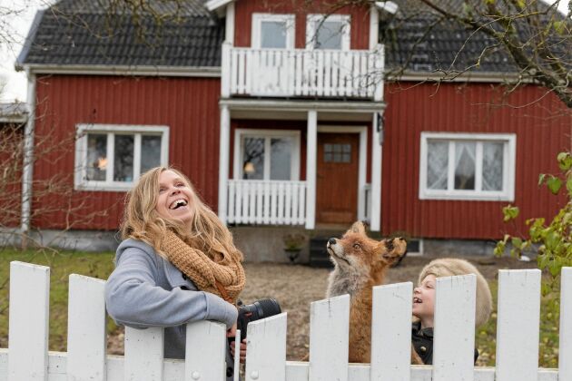  Huset och gården i Blädeingenås är perfekta för att ha hästar, fotostudie och härlig familjeliv.