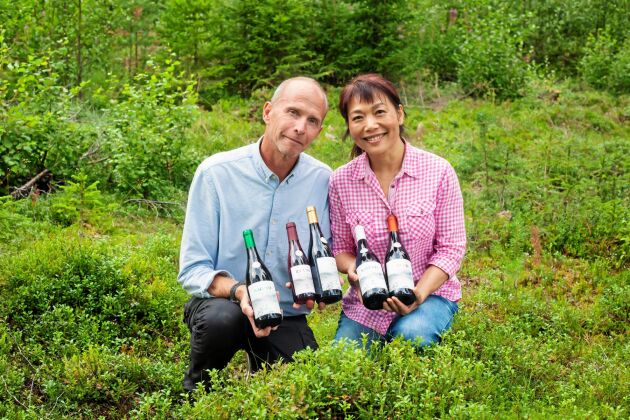  Lars Normark och Li Holmberg med sina viner precis i själva ursprunget, en skog i västerbottens inland.