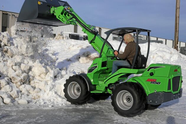  Pressen fick provköra nya kompaktlastaren ur 800-serien på den snöiga gårdsplanen hos Avant i Finland.