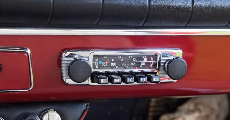 Originalradion, som funkar fint, precis som allt annat o bilen.