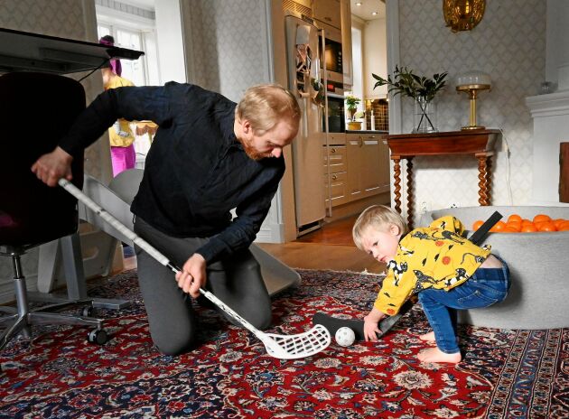  Jakob spelar hockey på halvtid. Arbetsrummet är också idrottsarena där han och sonen Arvid kör innehockey ibland.