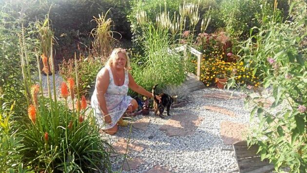  Carina Lundin har en stor trädgård där katten springer fritt.