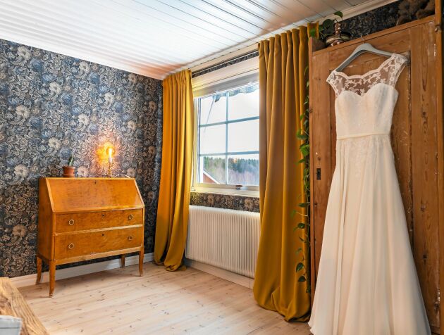  På garderoben i sovrummet hänger Josefines fina brudklänning, köpt på second hand.