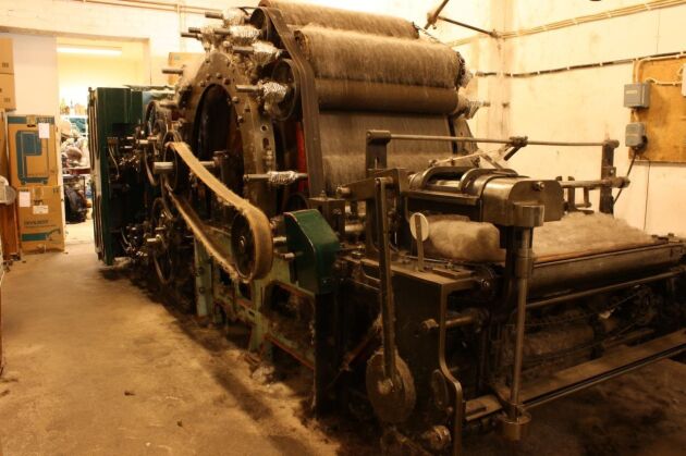  Fullt fungerande maskiner för kardflor och garn, lämpligt för fårull och liknande material, är till salu i Tidaholm. Foto: Privat
