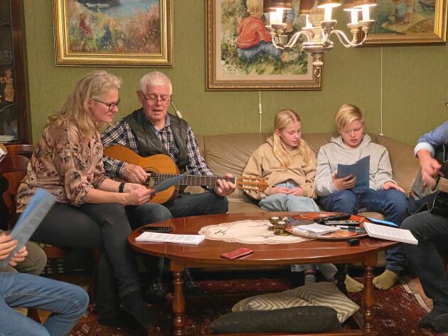  Mitt i Alzheimersjukdomens svårighetefr har Katarinas pappa sin plats i det sociala sammanhanget och de sjunger och spelar tillsammans.