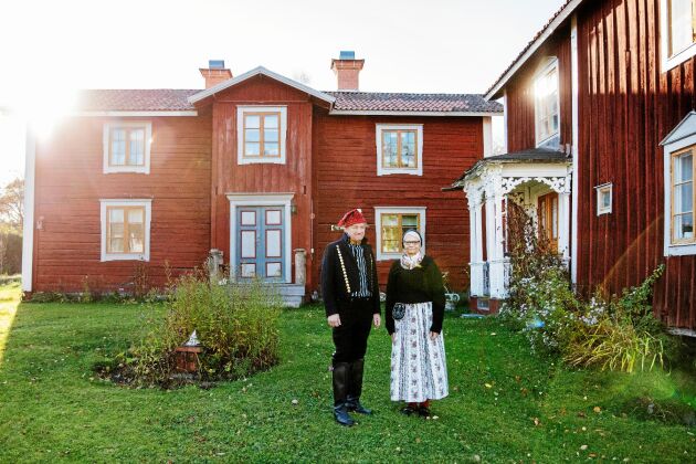  Lennart Östningsgård och Mona Rosenqvist framför sitt soldattorp i Alfta.
