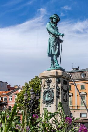  Karlskrona grundades av kung Karl XI vars staty står mitt på Stortorget på ön Trossö.
