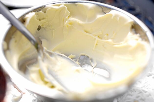  Clotted cream är underbart gott till scones och sylt eller marmelad. Du gör den enkelt själv! 