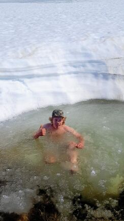  Iskall badare! 14-årige Emil hoppade ned i issörjan av smältande snö länge Vildmarksvägen.