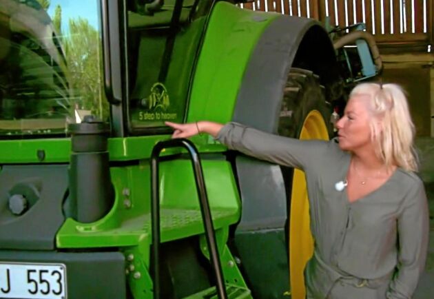  Jenny Freéd inspekterar en traktor på Joacim Ricklings gård i Bonde söker fru.
