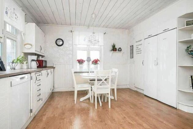  Före. Köket som det såg ut när Hugo och Josefin köpte huset, i moderniserad "vitt och fräscht-stil"