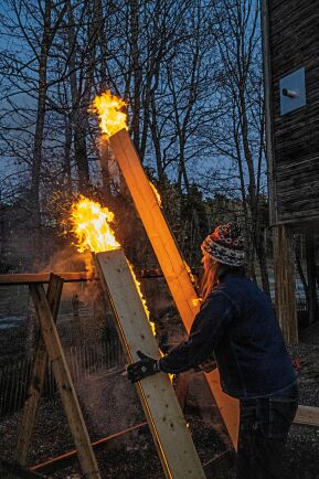  Brädorna fästs ihop, tre och tre, till ett rör. Skorstenseffekten sprider elden och kolar insidan. Foto: Jonas Cramby.