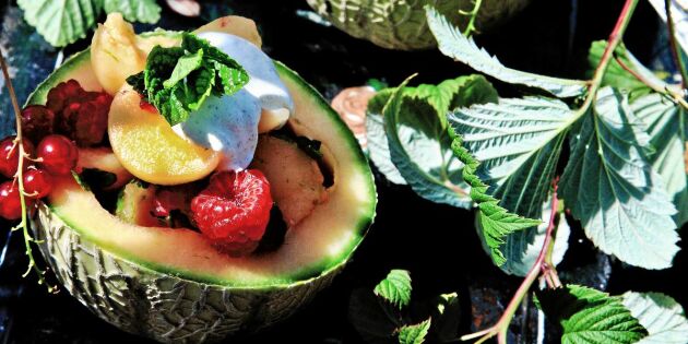 Melonskålar med hallon och vaniljgrädde