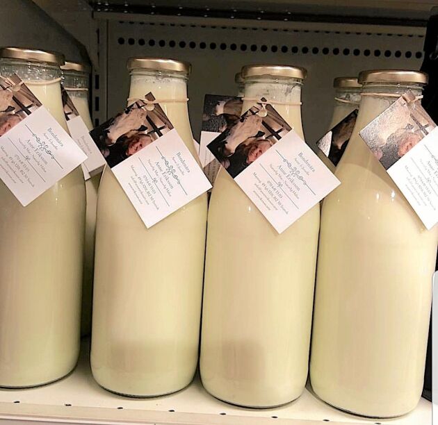  ”Naturmjölk” från fjällkon Josefin säljs i glasflaskor med fina etiketter för 40 kronor litern.