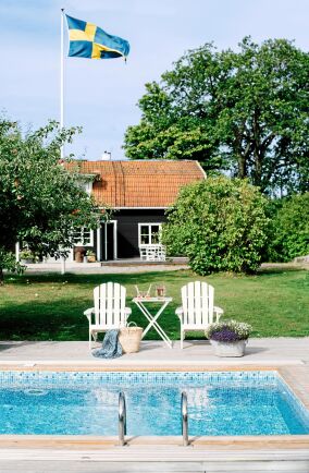  Poolen Classic från Folkpool är Sveriges mest köpta pool. Classic är i första hand en pool som monteras i plan mark, men tack vare den starka konstruktionen och en kompletteringssats går den även att montera ovan mark. Paketet Classic original 3,5 x 6,5 meter Soft kostar 98 780 kronor. 