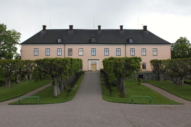  Vi besöker familjen von Ehrenheims hem på slottet Grönsöö. Guidningen går igenom slottsparken, kinesiska lusthuset och blomstergården samt delar av slottet.