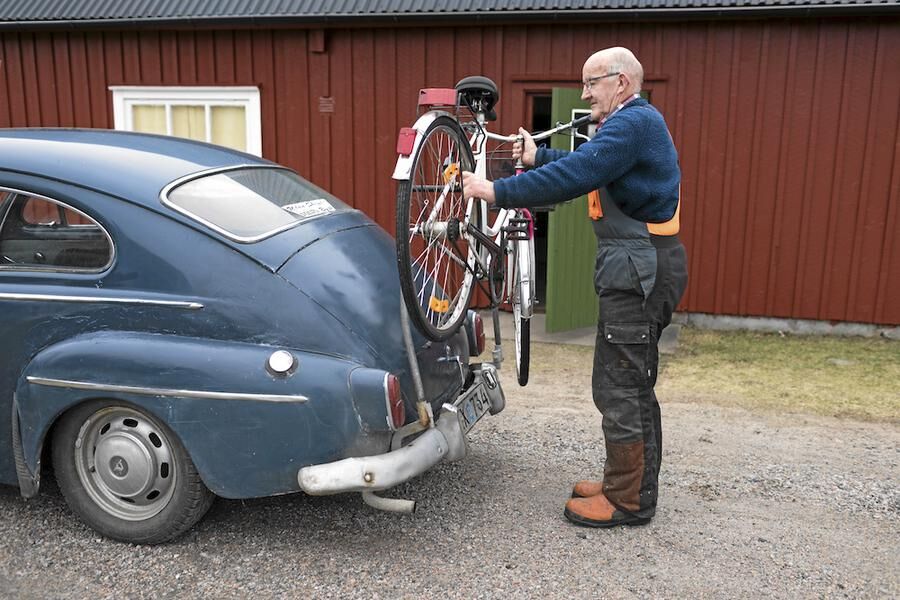 Kjell visar sin egentillverkad cykelhållare!