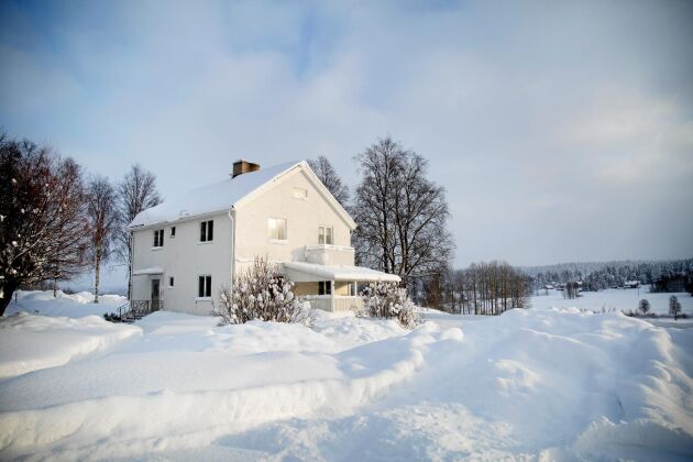  Familjens 1920-talshus ligger centralt i byn med utsikt över dalen och sjön.