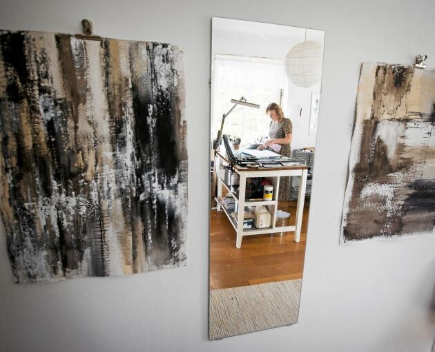 Pernilla i sin ateljé syns i spegeln mellan två av hennes målningar.