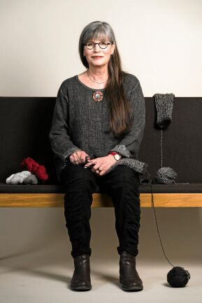  Stickdesignern och författaren Celia Dackenberg går på djupet i sinn senaste bok.