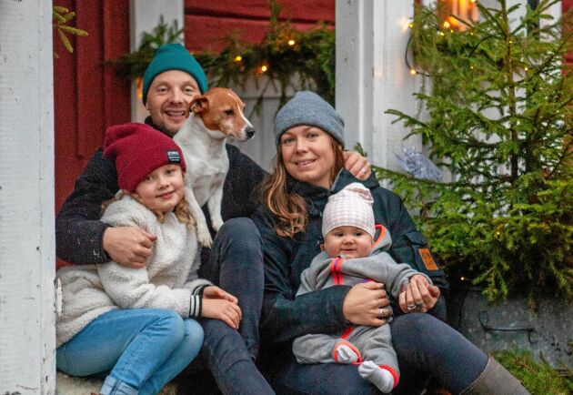  Julkänsla hos familjen Thalén: Pappa Kim, dottern Greta, hunden Uffe, mamma Elisabeth och yngsta dottern Märta.