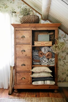  Linneas älskar gamla skåp och har minst ett i varje rum, som detta antika i sovrummet.