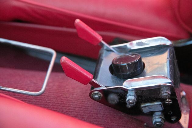  Det fanns visserligen bilbälten i Volvos bilar under 1960-talets slut. Några rullbälten var det dock ännu inte tal om. 
