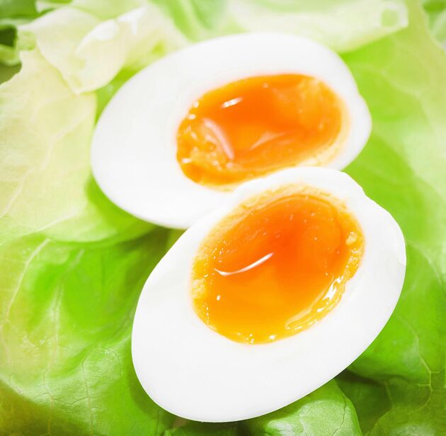  Ett mjukkokt ägg är lite löst i mitten med en hård vita. 