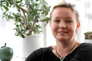 Tove Larsson upplever en stor efterfrågan av hennes socken- och landskapssigill. Runt halsen bär hon själv Hälsinglands landskapssigill. Foto: Hällpetters Maria Bergström.