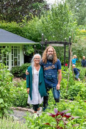  ”Färdiga? Nä!” Trädgårdsägarna Kristina och Per-Anders har utökat sin trädgård med några hundra eller tusen kvadratmeter varje år sedan 2014 och än är idéerna inte slut.