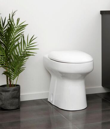  Utanpå ser toaletten Ecodry ut som en vanlig toastol. Inuti finns urinseparering och under en ventilerad latrintank. 