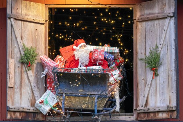  FÖRSTA LUCKAN. Den gamla släden stod på loften och gav Bernt-Ove idén till denna, första lucka där tomten kommer med julkappar..