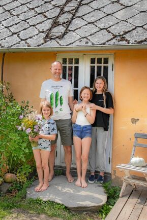  Ove och hans döttrar Andrea, Hedda, och Elna bor med fröodlingarna inpå knuten. Att springa ut i odlingarna och plocka blommor och bär är vardag.