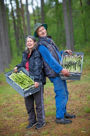  Alina och Anders med nyskördad sparris från sin gård Bond-Gården I Olsäng, i Karlskrona kommun. Här har de odlat sparris i 17 år.