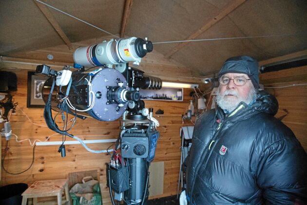  Att ha värme i sitt lilla observatorium är ingen idé för Ulf Jonsson. Utrustningen ska ha samma temperatur som omgivning för att inte imma igen. 