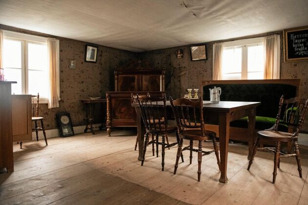  Finrummet i brödernas barndomshem där föräldrarnas matsalsmöbler från tidigt 1900-tal står kvar.