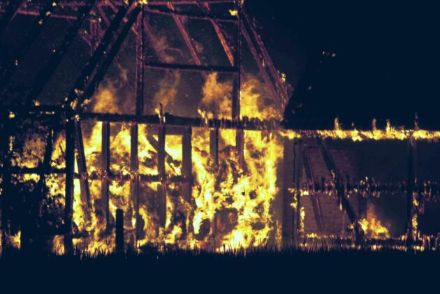  Under natten brann en ladugård i Kvarnfors. Av 130 kor kunde 100 räddas. Arkivbild