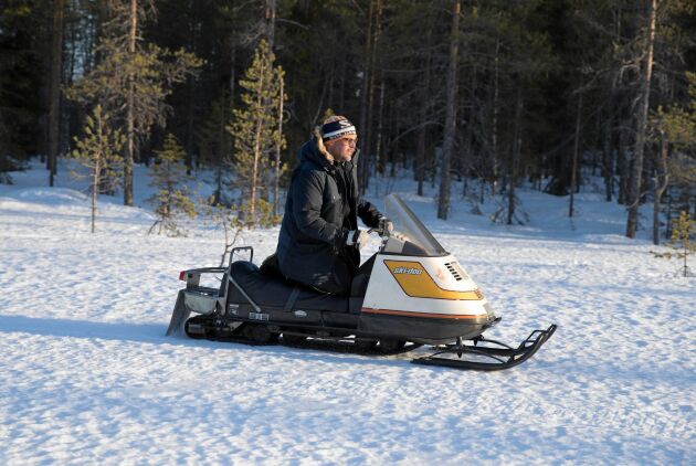  Magnus Nordlund trivs med att köra sin Ski-Doo Elan -77. 
