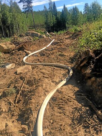  Räddningstjänsten har lagt ut trycksatt slang i skogen väster om Ljusdal. Foto: Björn Brink