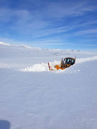  Snöplogen syns knappt i den djupa snön, 6-7 meter djup på vissa håll.
