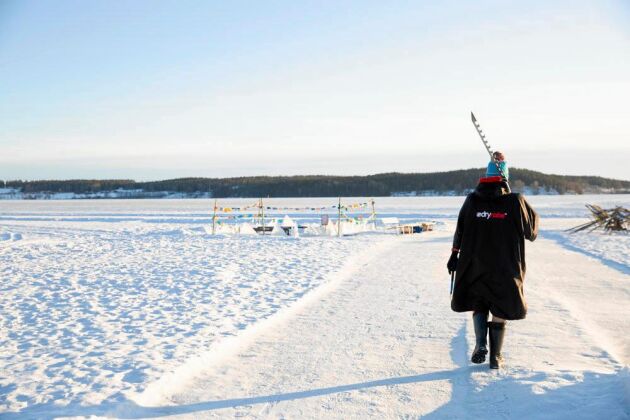  Vintertid plogar en mil lång isbana upp på Tavelsjön vilket lockar många skridskoåkare