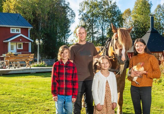  Familjen Cedering på sin gård i byn Kalixälv där de kan odla och ha djur. Barnen Hilding och Helga och föräldrarna Daniel och Ida. Och deras nordsvenska häst och hönan Ros-Marie.