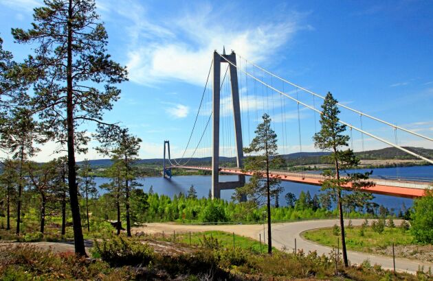  Hängbron över Ångermanälven är ett av Sveriges högsta byggnadsverk med en höjd på 180 meter ovan vattenytan. 