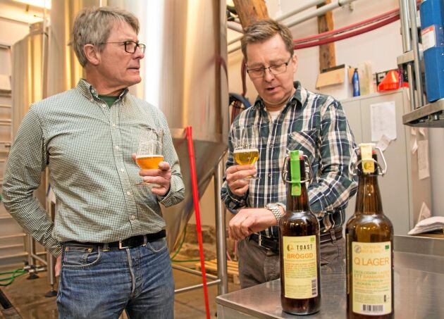  Claes Wernersson på Qvänum Mat &amp; Malt låter Anders Johannesson på LRF provsmaka några av de ölsorter som man brygger.