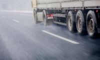 Lastbil med flis välte – skapade stora trafikproblem