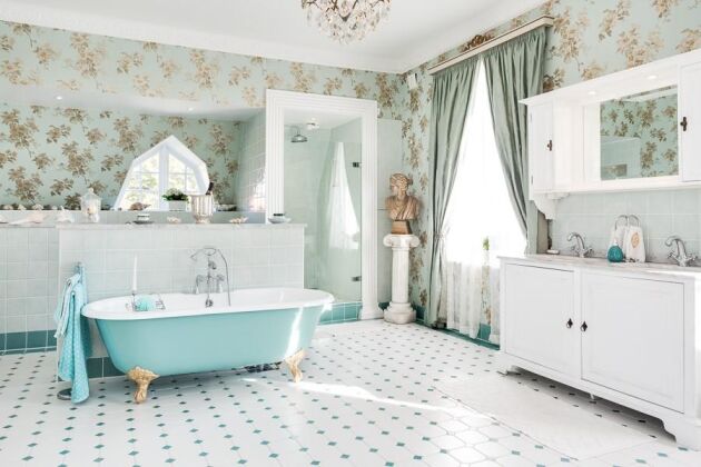  Ett av badrummen med badkar. 