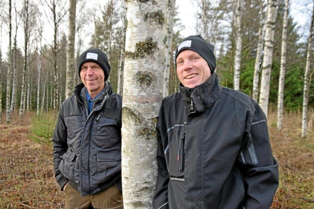  Än så är det långt till vår men Bosse och Mattias Hjalmarsson ser fram emot den intensiva säsongen då närmre 100 björkar ska tappas på sav.