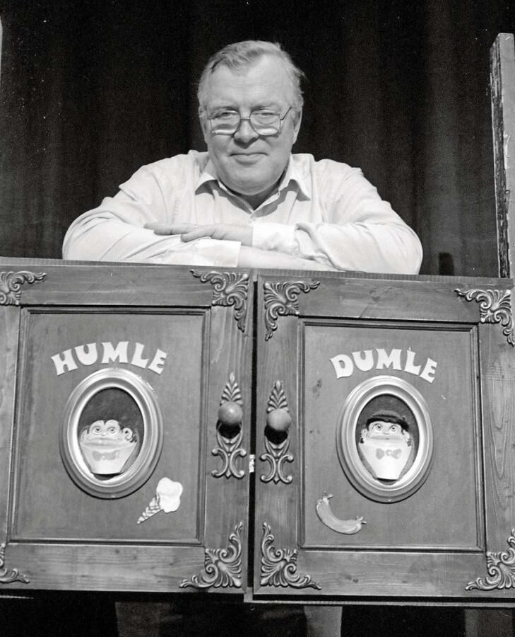 Bror Halldin var en duktig tecknare på Sveriges Television i Göteborg. Han skapade bland annat Humle och Dumle. Att Humle gillade glass och Dumle korv framgår tydligt. 