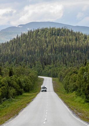  Vildmarksvägen löper genom gamla skogar, längs vattendrag och intill många forsar och fall i södra Lappland och norra Jämtland.