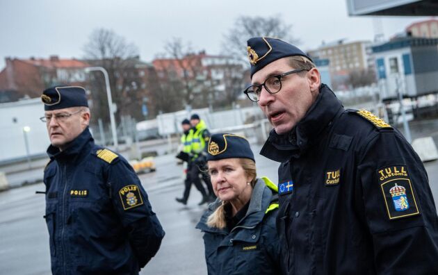  Mats Löfving, chef för polisens Nationella operativa avdelning, Therese Mattsson, generaldirektör Kustbevakningen, och Fredrik Holmberg, vikarierande generaltulldirektör, vid en pressträff i Trelleborgs hamn.